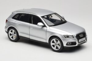 Audi Q5 8R Ice Silver Kyosho 1:18 09242IS Metāls — attēls 6 no 8