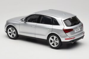 Audi Q5 8R Ice Silver Kyosho 1:18 09242IS Metāls — attēls 7 no 8