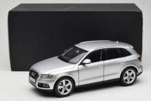 Audi Q5 8R Ice Silver Kyosho 1:18 09242IS Metāls — attēls 8 no 8