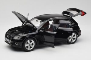 Audi Q5 8R Phantom Black Kyosho 1:18 09242BK Metāls — attēls 2 no 8