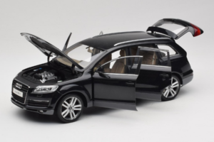 Audi Q7 Melns Kyosho 1:18 09221BK Metāls — attēls 2 no 8