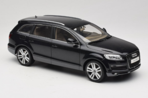 Audi Q7 Melns Kyosho 1:18 09221BK Metāls — attēls 6 no 8