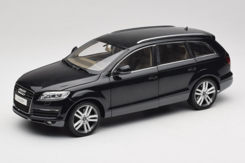 Audi Q7 Melns Kyosho 1:18 09221BK Metāls