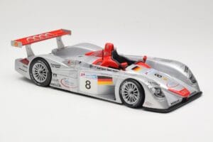 Audi R8 LMP900 #8 Audi Sport Team Joest F. Biela / E. Pirro / T. Kristensen 24 Hours of Le Mans 2000 Maisto 1:18 38899 Metāls — attēls 4 no 6