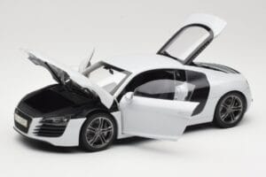 Audi R8 Type 42 Suzuka Grey Kyosho 1:18 09213SG Metāls — attēls 2 no 8