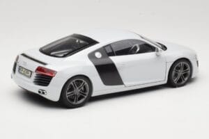 Audi R8 Type 42 Suzuka Grey Kyosho 1:18 09213SG Metāls — attēls 3 no 8