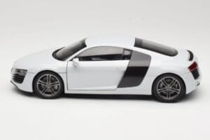 Audi R8 Type 42 Suzuka Grey Kyosho 1:18 09213SG Metāls — attēls 4 no 8