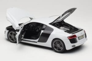 Audi R8 Type 42 Suzuka Grey Kyosho 1:18 09213SG Metāls — attēls 5 no 8