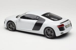 Audi R8 Type 42 Suzuka Grey Kyosho 1:18 09213SG Metāls — attēls 7 no 8