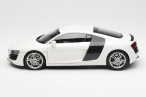 Audi R8 Type 42 Balts Kyosho 1:18 09213W Metāls — attēls 4 no 8