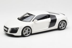Audi R8 Type 42 Balts Kyosho 1:18 09213W Metāls