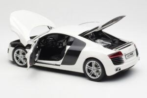 Audi R8 Type 42 Balts Kyosho 1:18 09213W Metāls — attēls 5 no 8