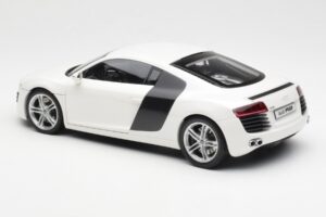 Audi R8 Type 42 Balts Kyosho 1:18 09213W Metāls — attēls 7 no 8