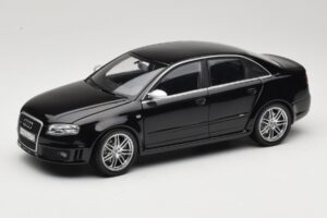Audi RS4 B7 Sedan Phantom Black Minichamps 1:18 5010509115 Metāls