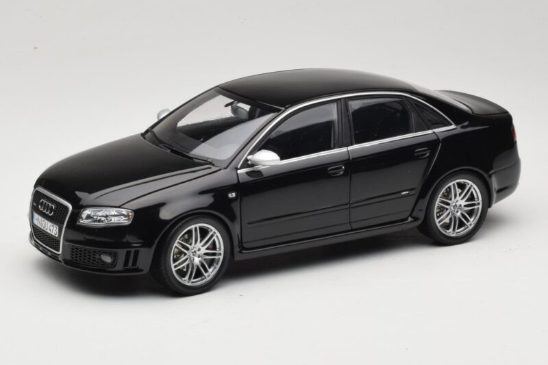 Audi RS4 B7 Sedan Phantom Black Minichamps 1:18 5010509115 Metāls