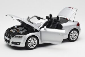 Audi TT 8J Roadster Gaiši Sudrabs Minichamps 1:18 5010500515 Metāls — attēls 2 no 8