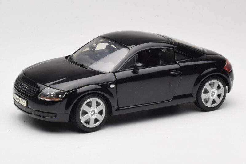 Audi TT 8N Melns Revell 1:18 08953 Metāls