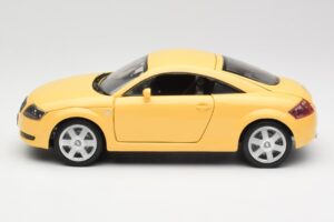 Audi TT 8N Dzeltens Revell 1:18 08954-M1 Metāls — attēls 4 no 8