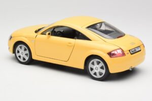 Audi TT 8N Dzeltens Revell 1:18 08954-M1 Metāls — attēls 7 no 8