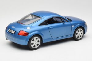 Audi TT 8N Zils Revell 1:18 8954 Metāls — attēls 3 no 8