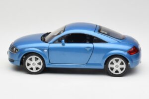 Audi TT 8N Zils Revell 1:18 8954 Metāls — attēls 4 no 8