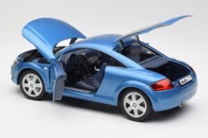 Audi TT 8N Zils Revell 1:18 8954 Metāls — attēls 5 no 8
