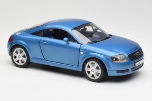 Audi TT 8N Zils Revell 1:18 8954 Metāls — attēls 6 no 8