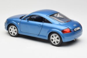 Audi TT 8N Zils Revell 1:18 8954 Metāls — attēls 7 no 8