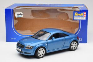 Audi TT 8N Zils Revell 1:18 8954 Metāls — attēls 8 no 8