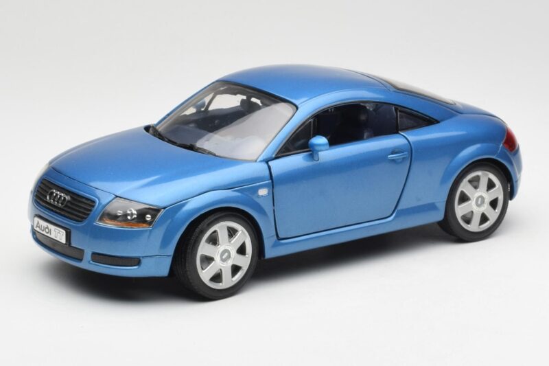 Audi TT 8N Zils Revell 1:18 8954 Metāls