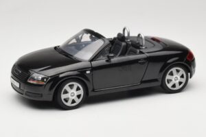Audi TT 8N Roadster Melns Revell 1:18 8980 Metāls