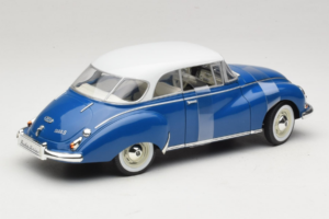 Auto Union 1000 S Coupe Zils Balts Revell 1:18 08909 Metāls — attēls 2 no 6