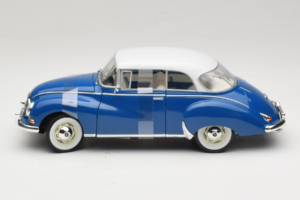 Auto Union 1000 S Coupe Zils Balts Revell 1:18 08909 Metāls — attēls 3 no 6
