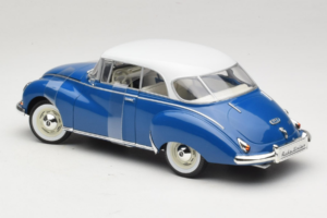 Auto Union 1000 S Coupe Zils Balts Revell 1:18 08909 Metāls — attēls 5 no 6