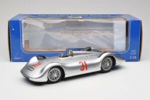 Auto Union Typ C Stromlinie #31 B. Rosemeyer 1937 Sudrabs Revell 1:18 08436 Metāls — attēls 8 no 8