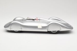 Auto Union Type C Streamliner #72 B. Rosemeyer World Record 1937 Revell 1:18 08420 Metāls — attēls 3 no 6