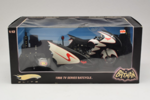 Batcycle & Sidecar Batman TV Series Hot Wheels 1:18 R0006 Metāls — attēls 2 no 2