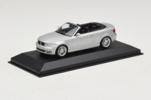 BMW 1-Series E88 Kabriolets Titan Silver Minichamps 1:43 80420427037-R1 Metāls — attēls 2 no 5