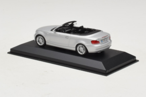 BMW 1-Series E88 Kabriolets Titan Silver Minichamps 1:43 80420427037-R1 Metāls — attēls 3 no 5