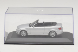 BMW 1-Series E88 Kabriolets Titan Silver Minichamps 1:43 80420427037-R1 Metāls — attēls 4 no 5
