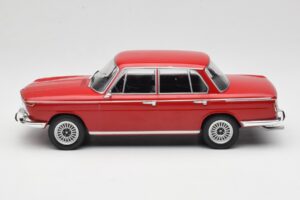 BMW 2000 121 Sarkans MCG 1:18 MCG18543 Metāls — attēls 3 no 6