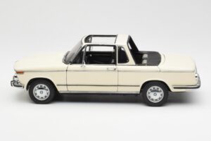 BMW 2002 Baur Kabriolets E10 Chamonix Balts AUTOart 1:18 70532 Metāls — attēls 4 no 8