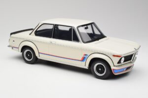 BMW 2002 Turbo E10 Chamonix Balts Otto 1:12 G077 Sveķi — attēls 3 no 5