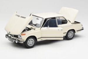 BMW 2002 Balts Kyosho 1:18 08541W Metāls — attēls 2 no 8