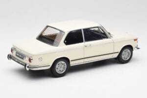 BMW 2002 Balts Kyosho 1:18 08541W Metāls — attēls 3 no 8