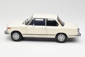 BMW 2002 Balts Kyosho 1:18 08541W Metāls — attēls 4 no 8
