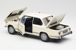 BMW 2002 Balts Kyosho 1:18 08541W Metāls — attēls 5 no 8