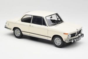 BMW 2002 Balts Kyosho 1:18 08541W Metāls — attēls 6 no 8