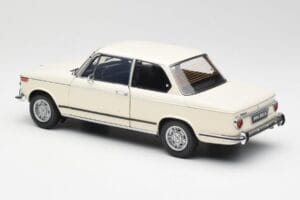 BMW 2002 Balts Kyosho 1:18 08541W Metāls — attēls 7 no 8
