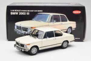 BMW 2002 Balts Kyosho 1:18 08541W Metāls — attēls 8 no 8